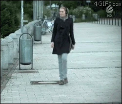 chica acosadora en la calle